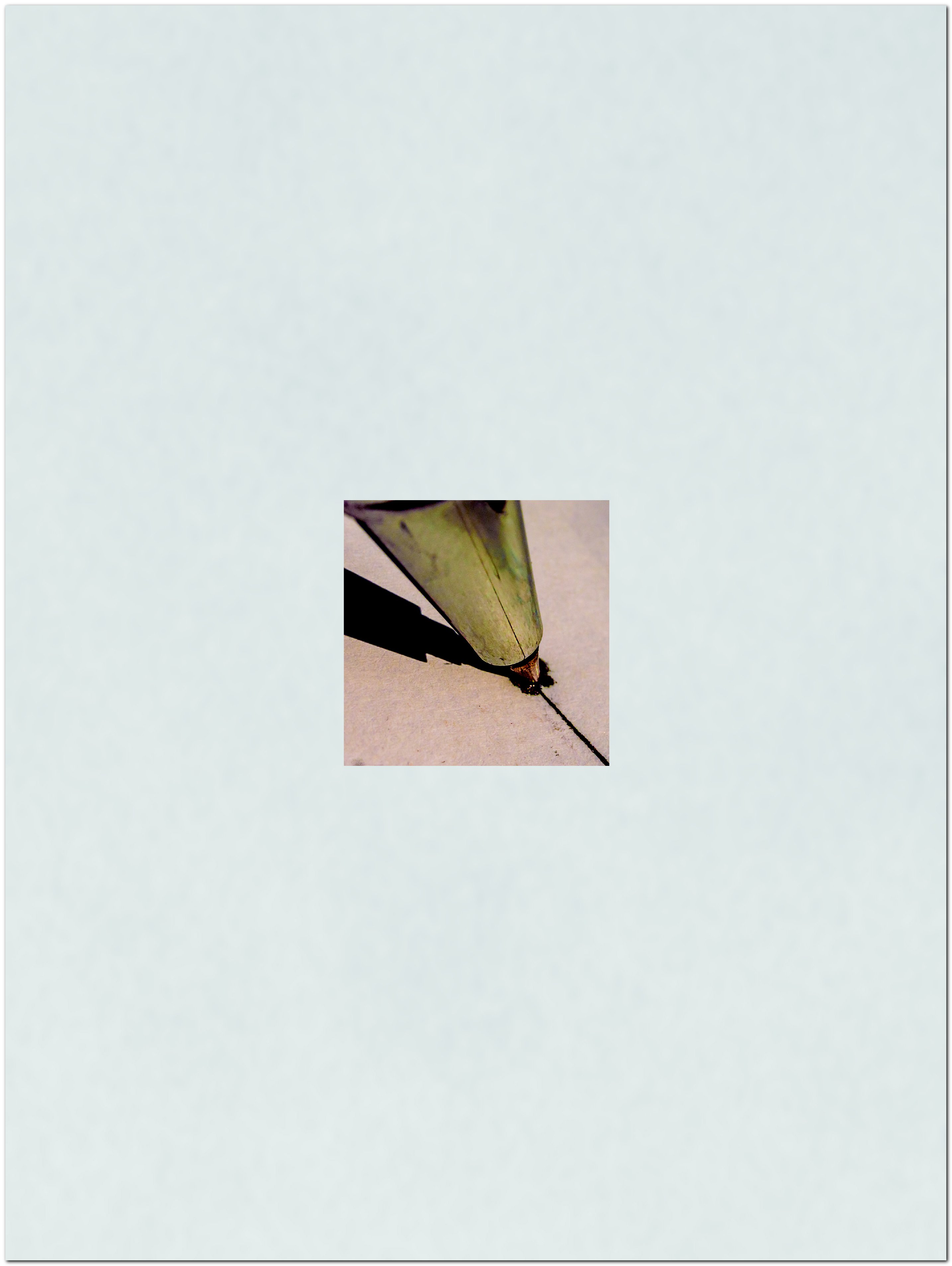Imagen detalle de un bolígrafo clavándose en papel grueso.